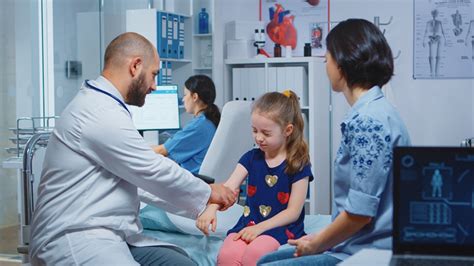 Gydytojas apžiūri vaiko akis