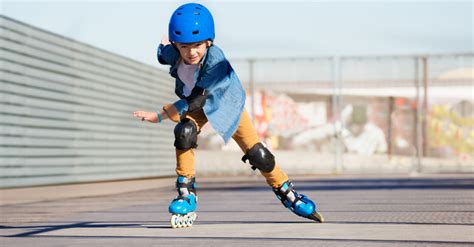 vaikas su riedučiais ir apsaugomis