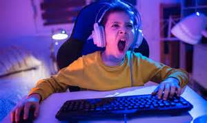 vaikas žaidžia kompiuteriu