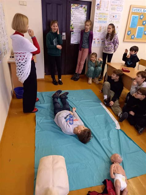 vaikas gauna pirmąją pagalbą