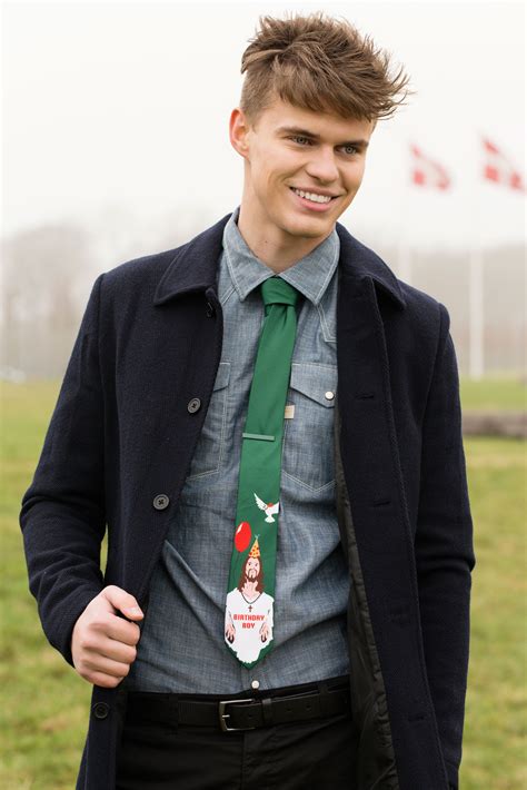 berniukas elegantiškame kostiumėlyje