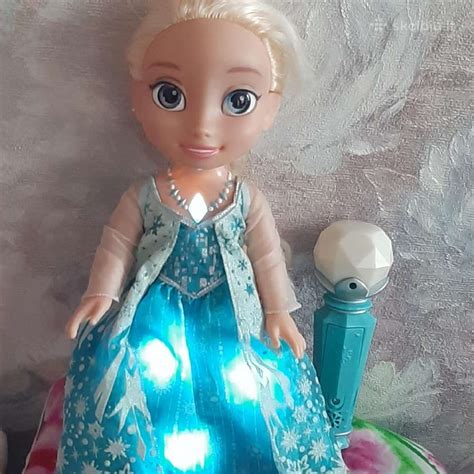 Jauna mergina dainuoja scenoje su mikrofonu