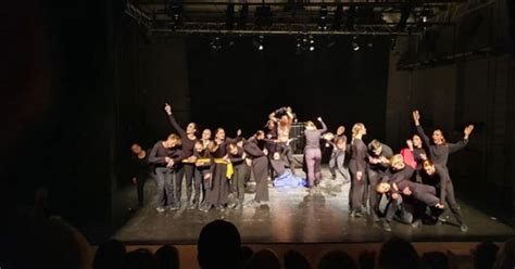 Trys vaikai stovi ant scenos ir laukia rezultatų