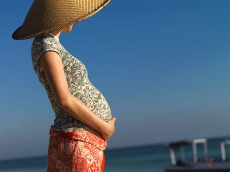 Nėščia moteris jūroje