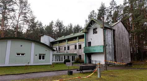 Senelių namų pastatas gamtoje