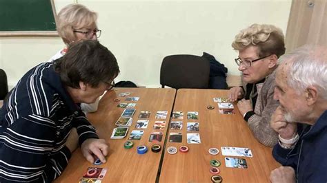 Senjorai žaidžia stalo žaidimus