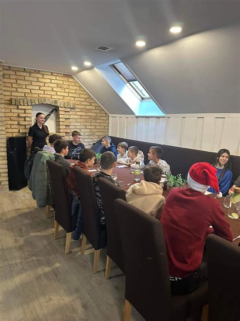 Gyventojai, užsiimantys rankdarbiais pensionato aplinkoje