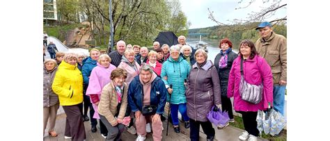 Senjorai bendrauja jaukioje svetainėje