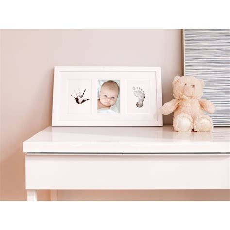 Dvi rankos, švelniai laikančios kūdikio delną