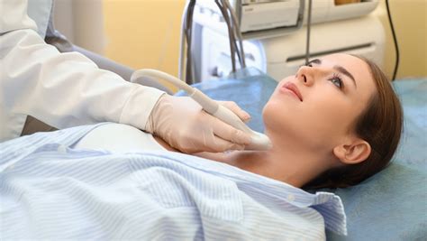 Simbolinis atvaizdavimas: gydytojas tiria kūdikio išmatas