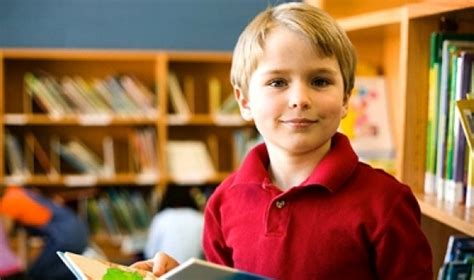 vaikas su knyga ir pieštuku