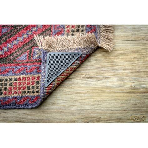 rudenėjantis berželis su auksiniu kilimu po kojomis