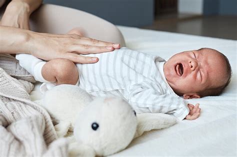 kūdikis su pirmuoju dantuku