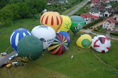 Oro balionas skrendantis virš Lietuvos