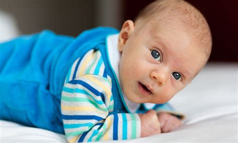 kūdikis ant pilvo kelia galvytę