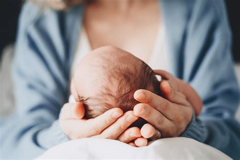 naujagimis su mama