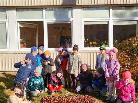 vaikai naudoja kompostą