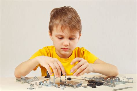 vaikas žaidžiantis su konstruktoriumi