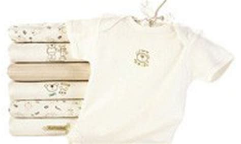 Naujagimio rūbeliai ant pakabos