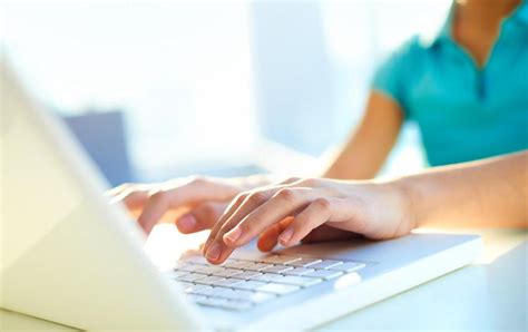 Žmonės pildo dokumentus arba naudoja kompiuterius