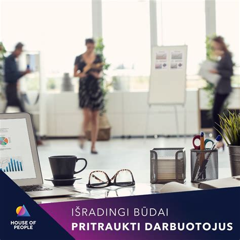 Darbuotojai dirba biure, vienas iš jų laiko kūdikį