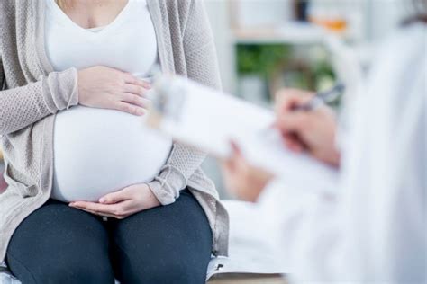 Nėščiosios krūtinė su pabrinkimu ir jautrumu