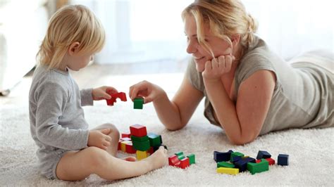 Auklė žaidžia su vaiku