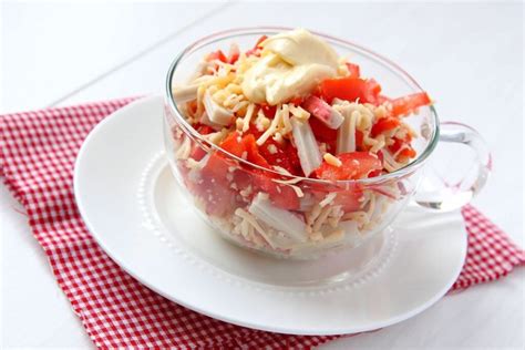 ingredientai pomidorų ir krabų lazdelių salotoms