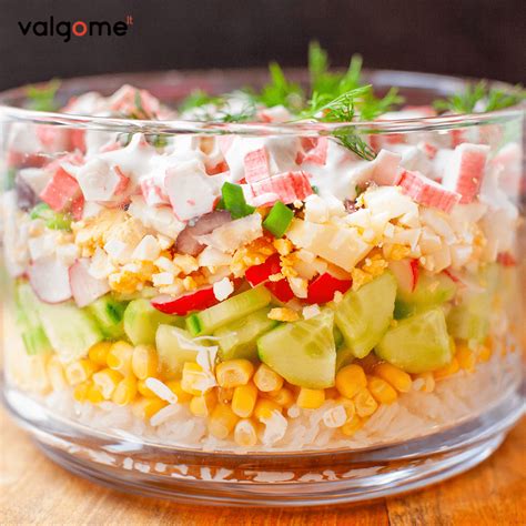 indas su pomidorų ir krabų lazdelių salotomis