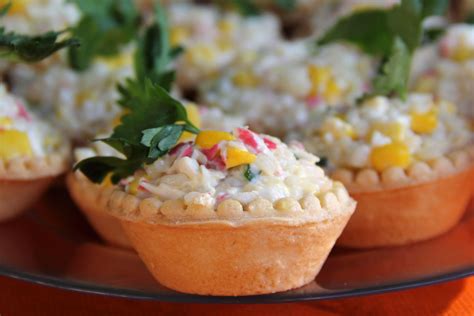 tartaletės su pomidorais ir krabų lazdelėmis