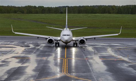 vaikų grupė oro uoste