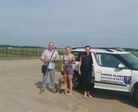 Savanoriai vedžioja šunis lauke