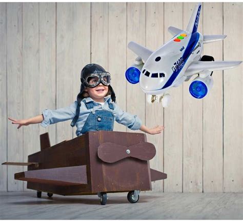 Vaikiškas karinis lėktuvas su kareivėliais