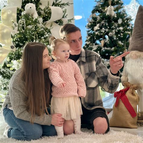 Akušerė laiko kūdikį ant rankų