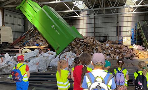 vaikai ekskursijoje atliekų rūšiavimo centre
