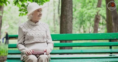 vaikas sėdintis vienas ant suoliuko parke