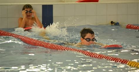 vaikai mokosi plaukti baseine