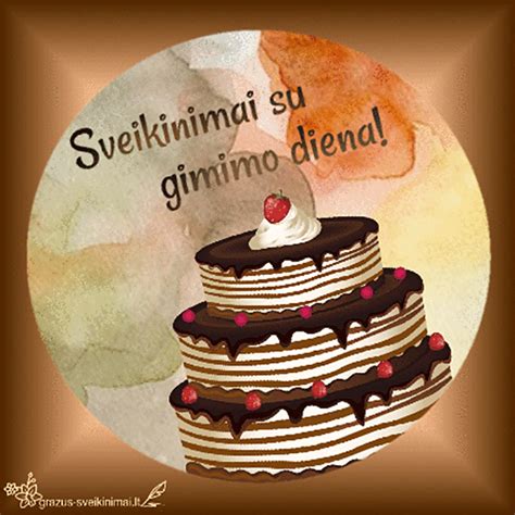 Šypsanti moteris su gimtadienio tortu