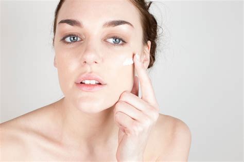 Moteris tepa pilvo odą kremu