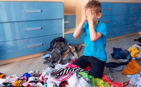 vaikas tvarkosi žaislus