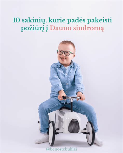 Šeima su vaiku, turinčiu Dauno sindromą, lauke
