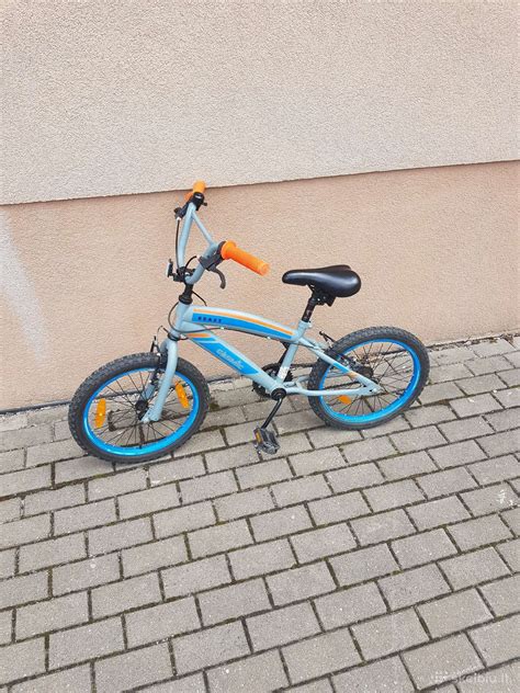 Vaikiškas dviratis suaugusiam vaikui lauke