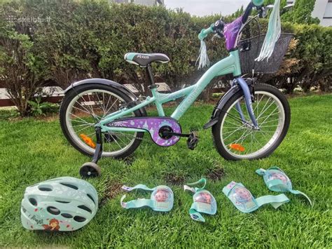 Vaikiškas dviratis su šalmu ir apsaugomis