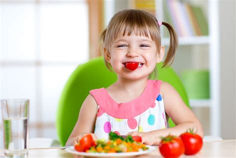 vaikas valgo daržovių tyrelę