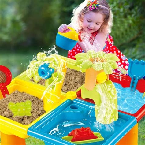 vaikas žaidžiantis su smėliu