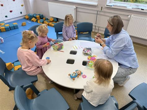 tėvai ir vaikas kartu žaidžia ir kuria