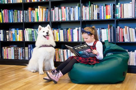 vaikas skaito knygelę