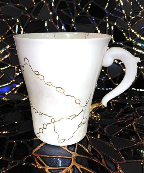 dekoruotas puodelis su nagų lako piešiniu