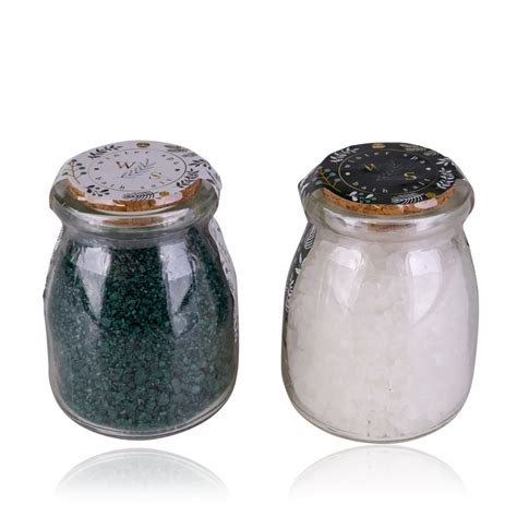 spalvota druska stikliniame inde