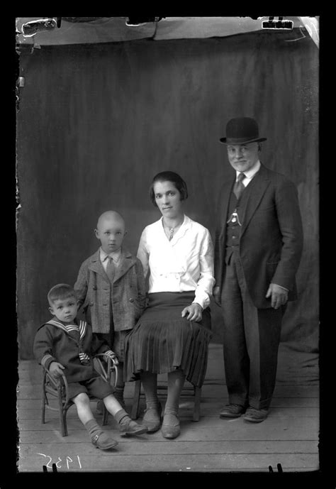 šeimos portretas sudarytas iš geometrinių figūrų